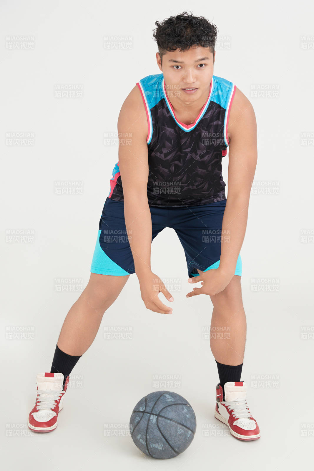 白色背景下的籃球運動員形象