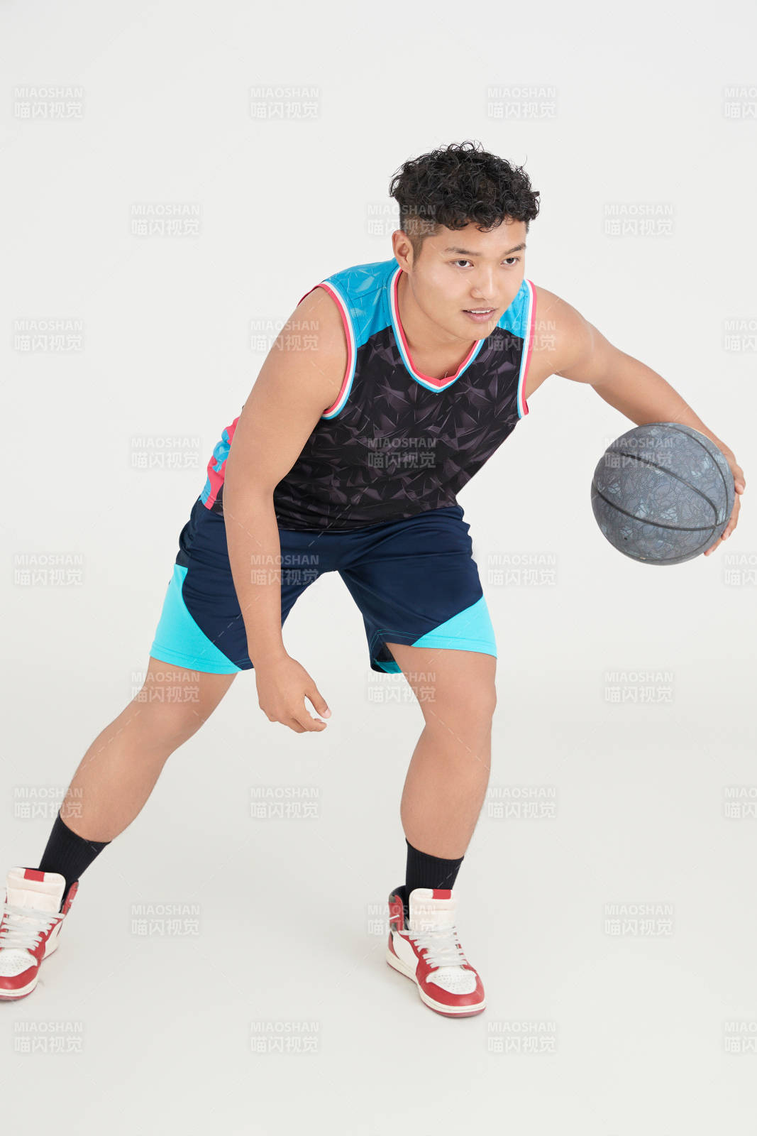 白色背景下的籃球運動員形象