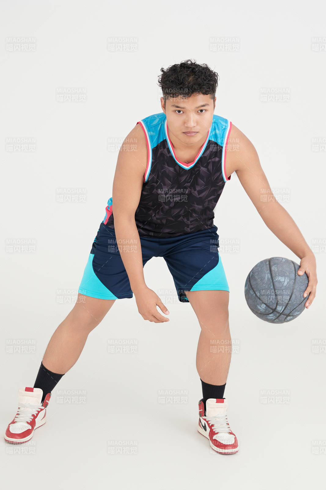 白色背景下的籃球運動員形象