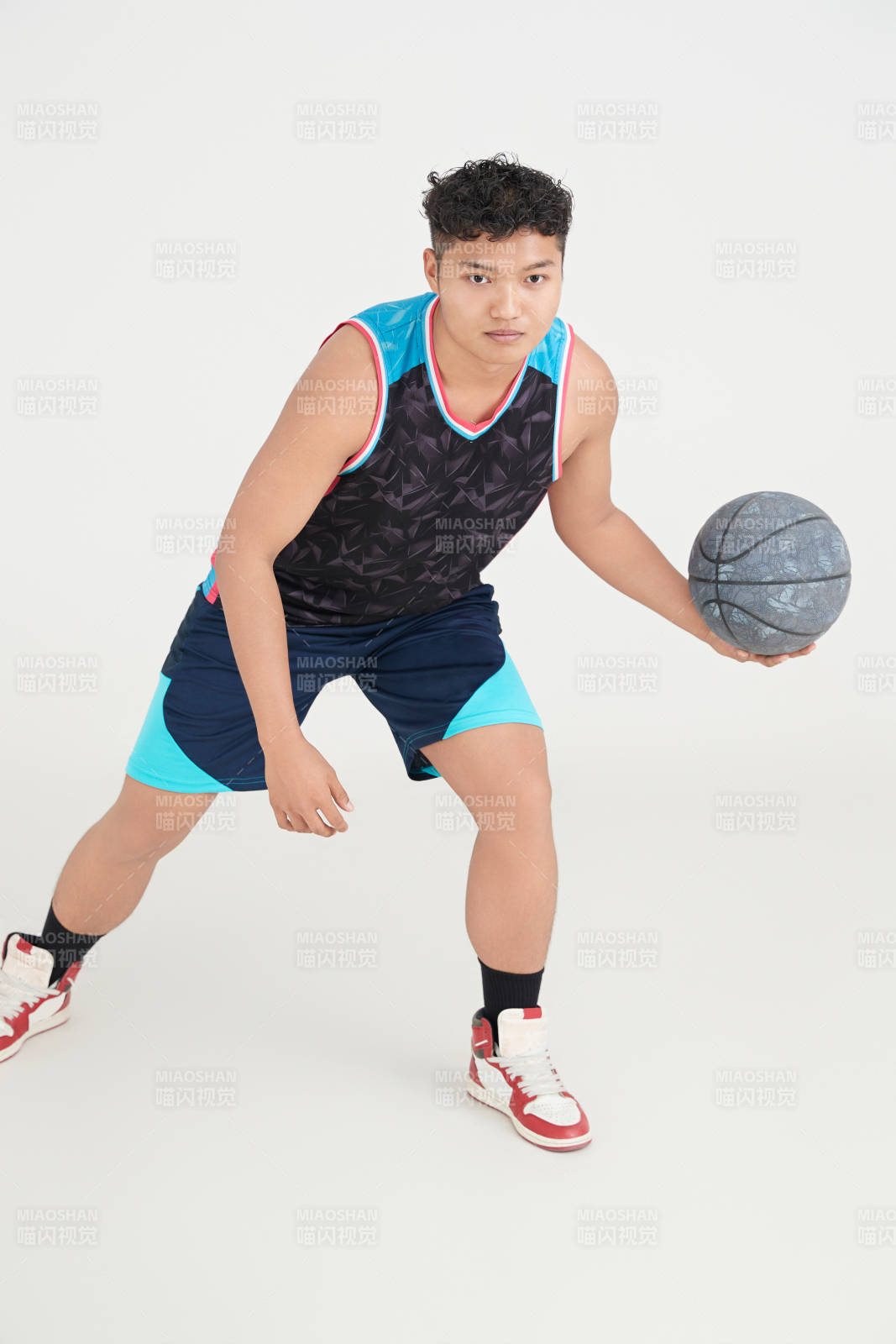 白色背景下的籃球運動員形象