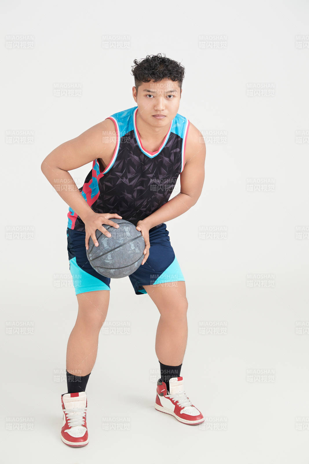 白色背景下的籃球運動員形象