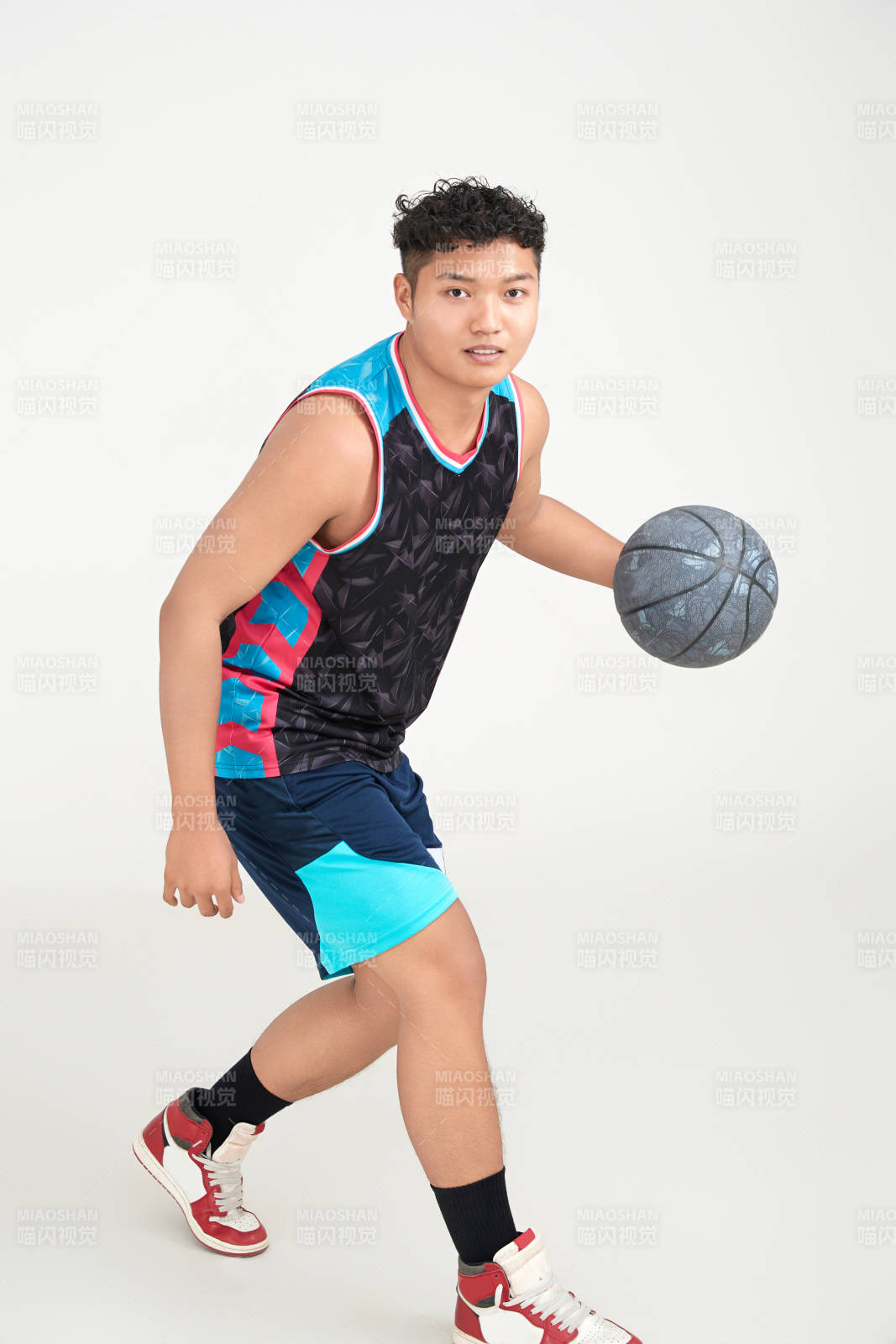 白色背景下的籃球運動員形象