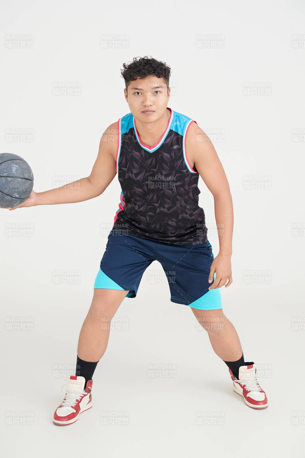 白色背景下的籃球運動員形象
