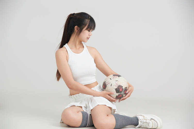 白色背景下的快乐的足球宝贝