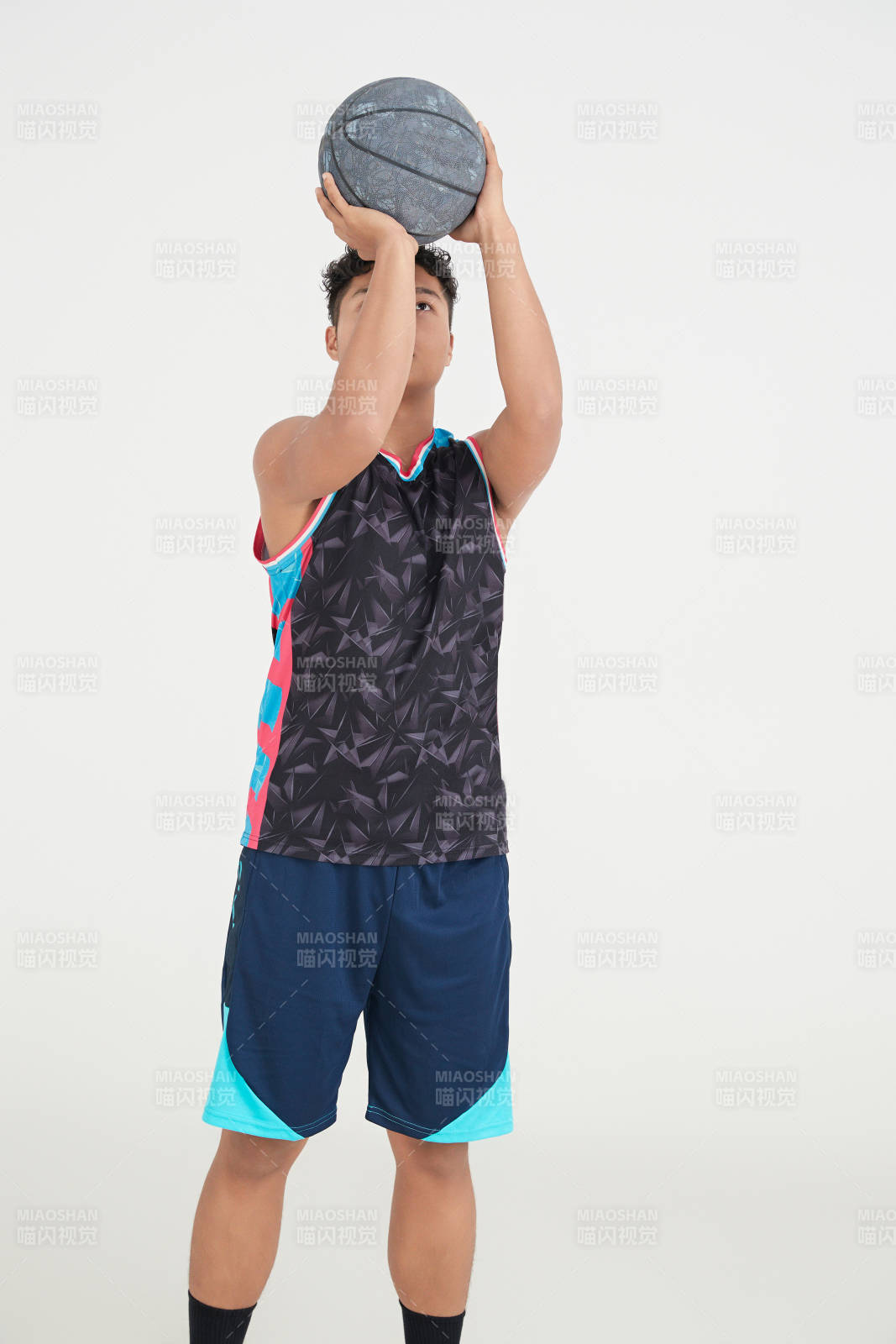 白色背景下的籃球運動員形象