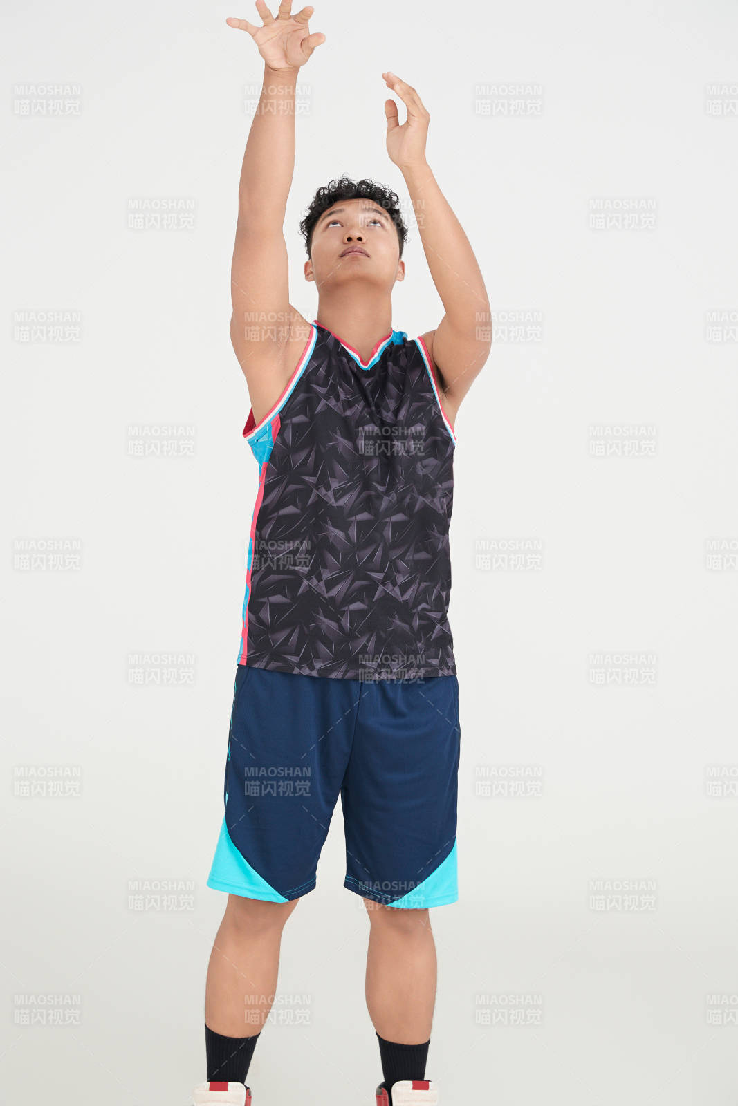 白色背景下的籃球運動員形象