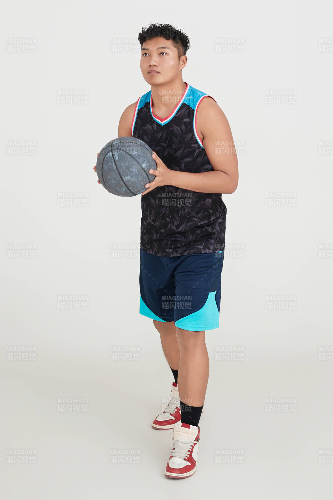 白色背景下的籃球運動員形象