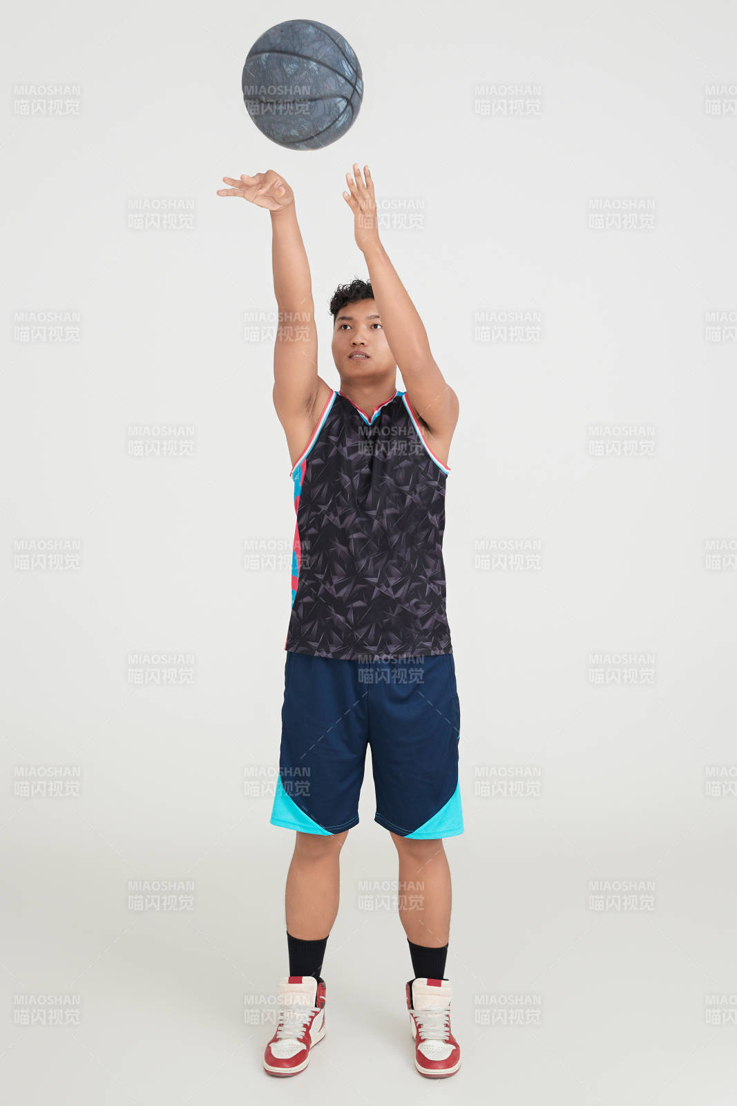 白色背景下的籃球運(yùn)動(dòng)員形象