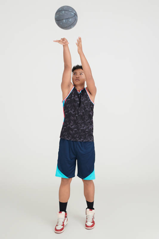 白色背景下的篮球运动员形象