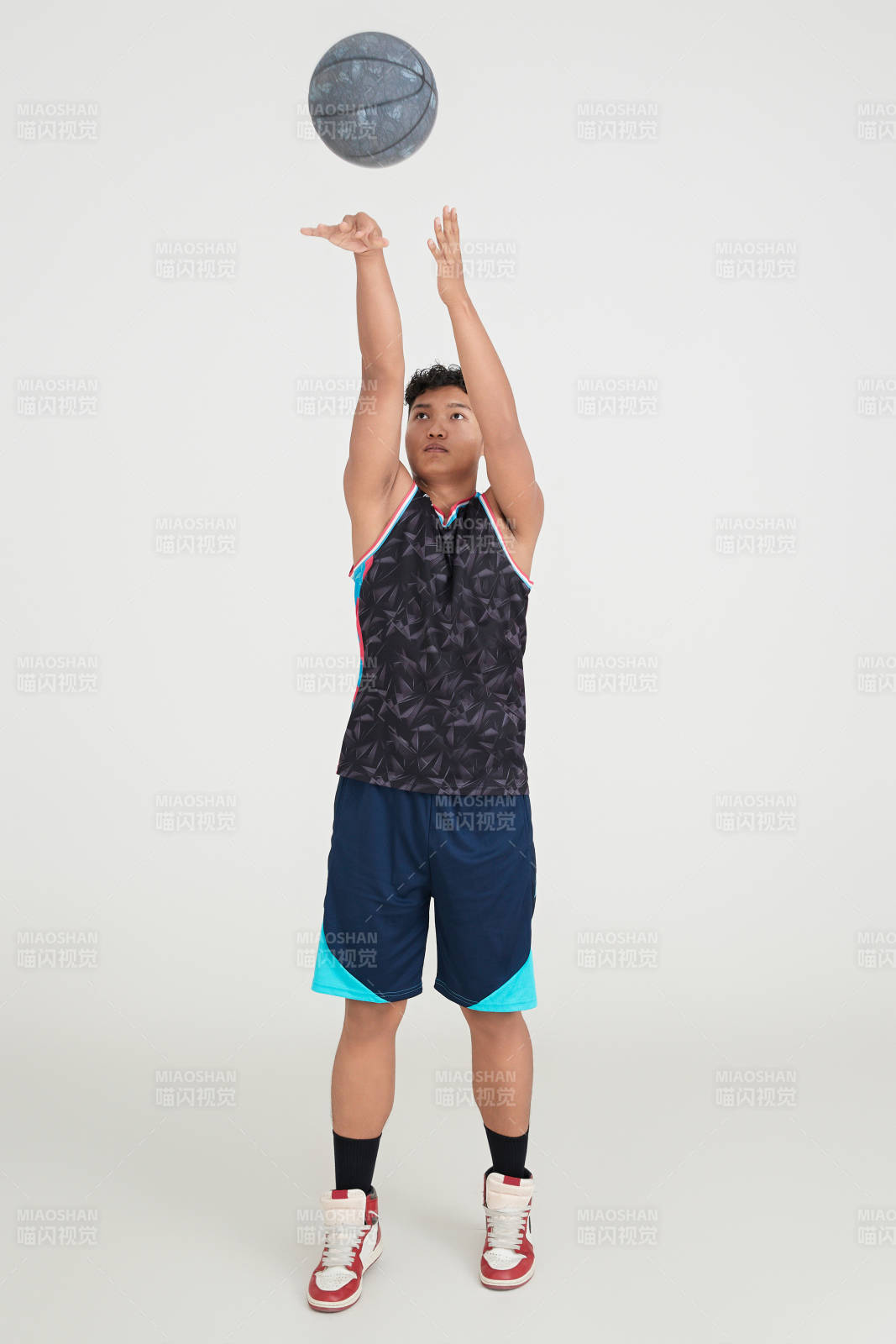 白色背景下的篮球运动员形象