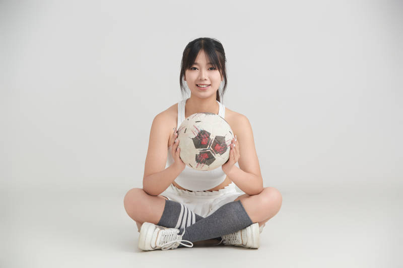 白色背景下的快乐的足球宝贝