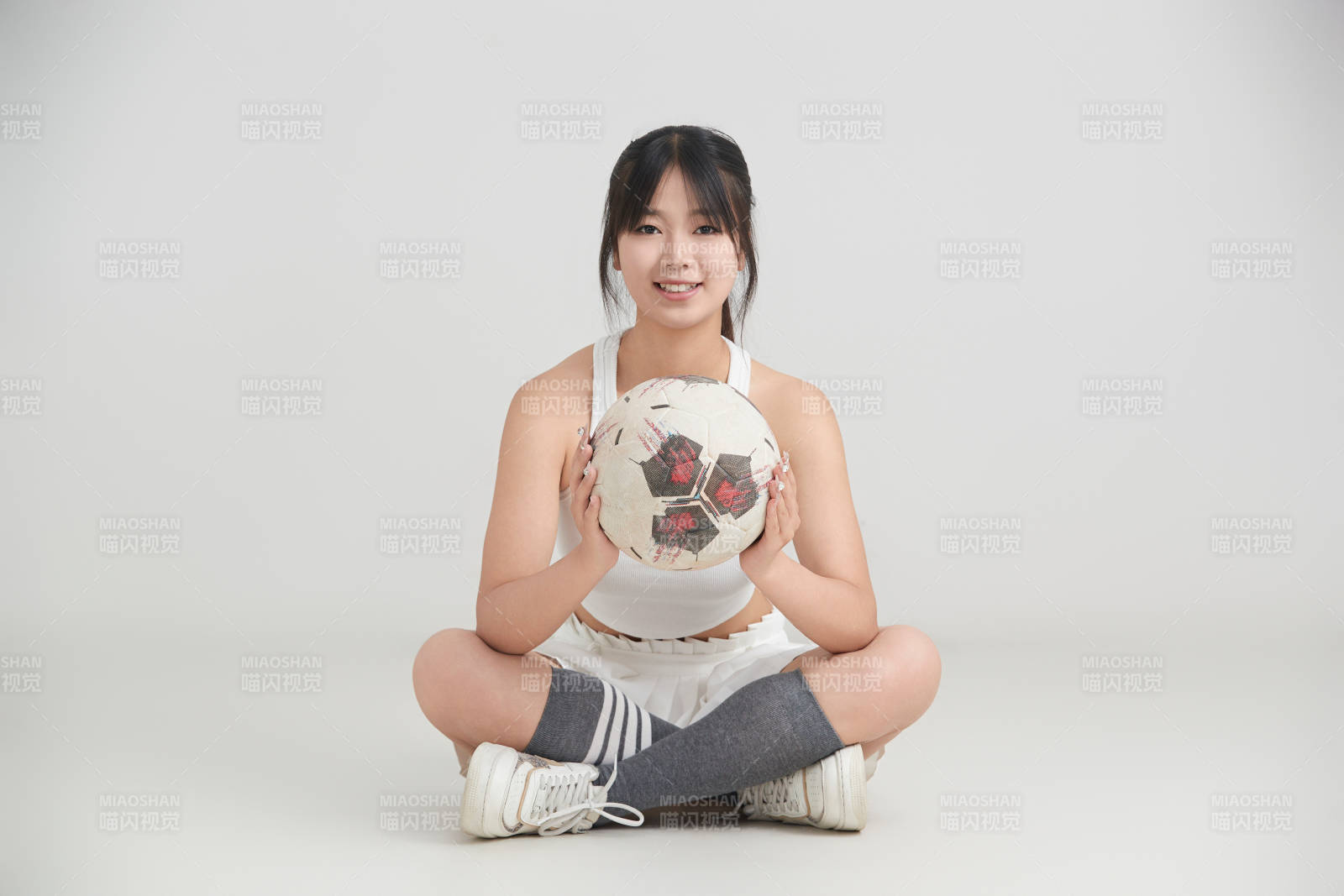 白色背景下的快乐的足球宝贝