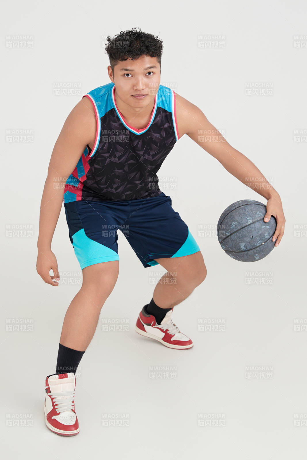 白色背景下的籃球運動員形象