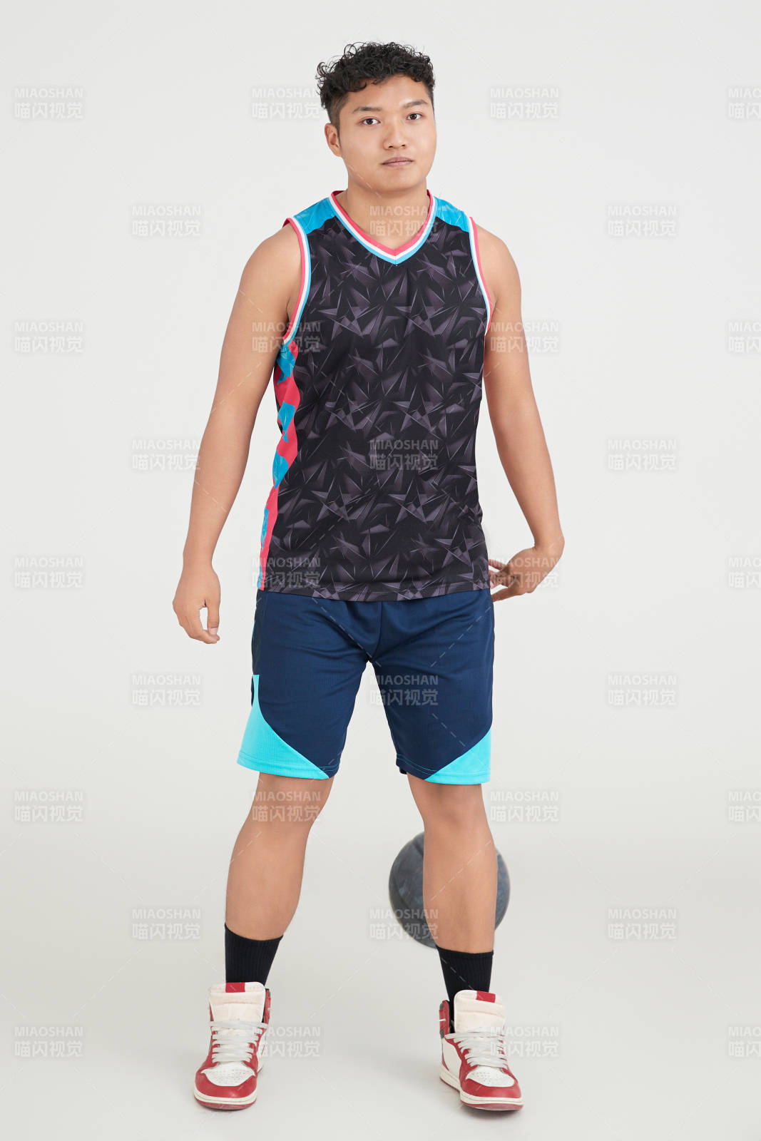 白色背景下的籃球運動員形象