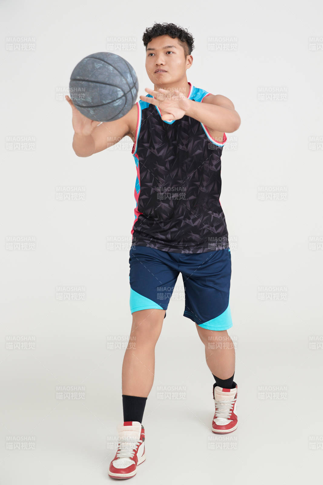 白色背景下的籃球運(yùn)動(dòng)員形象