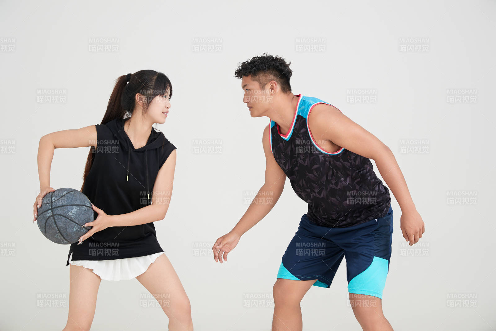 男女進(jìn)行的街頭籃球?qū)?>
      </div>
      <div   id=