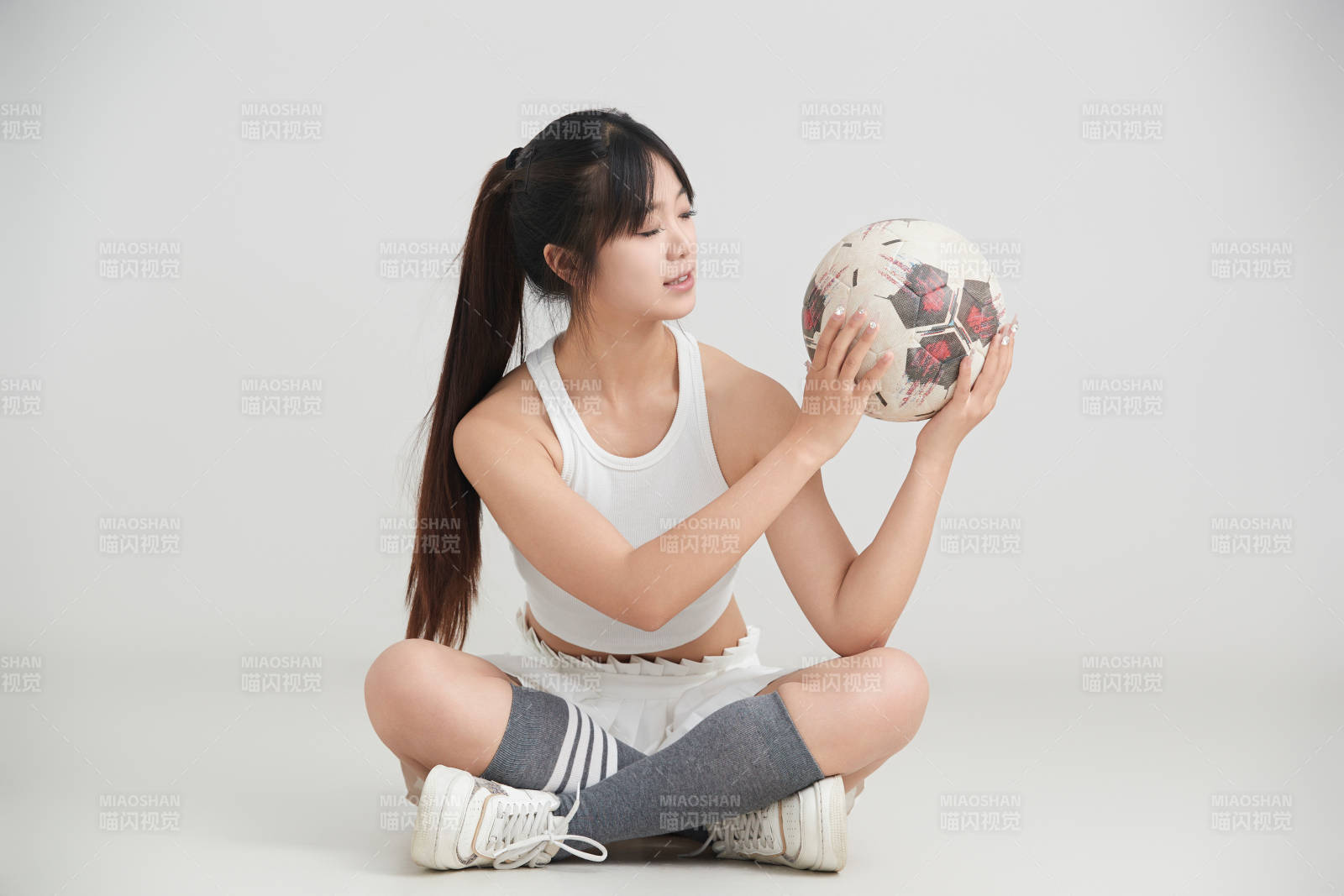 白色背景下的快乐的足球宝贝