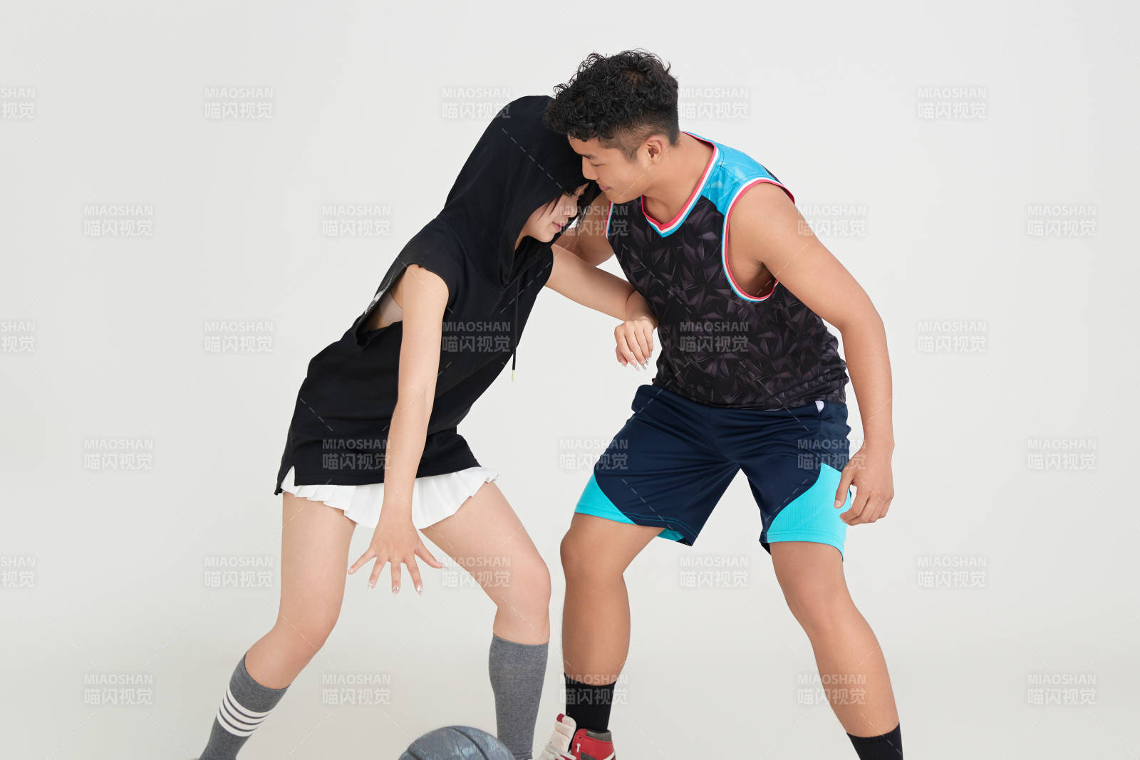 男女進行的街頭籃球對抗