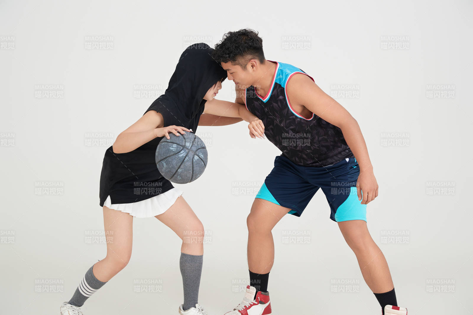 男女進行的街頭籃球對抗
