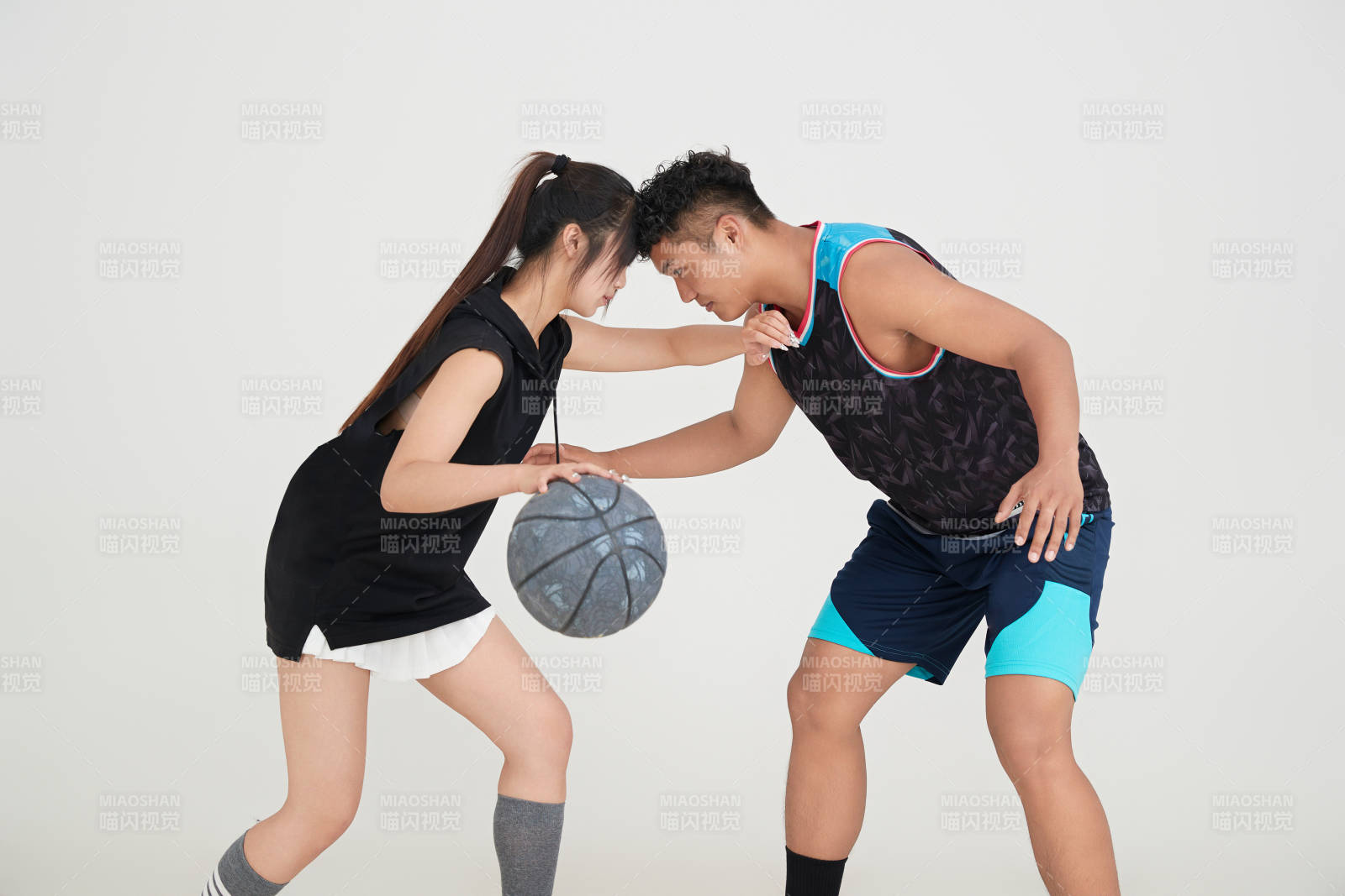 男女進行的街頭籃球對抗