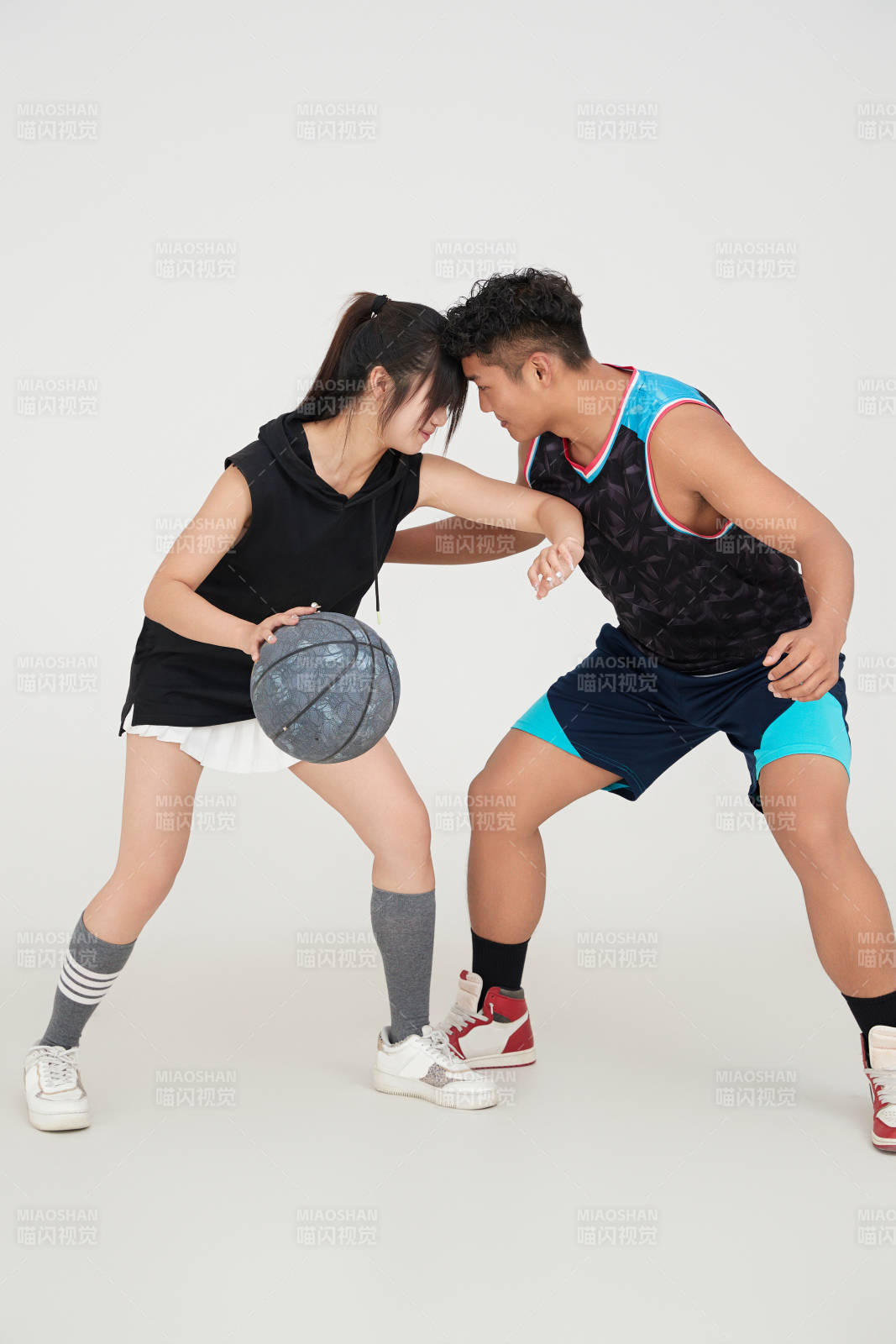 男女進行的街頭籃球對抗