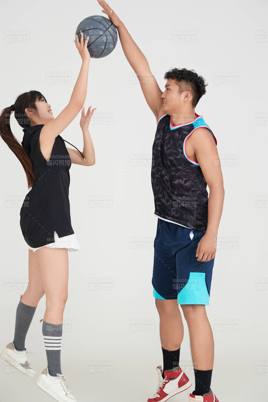 男女進行的街頭籃球對抗