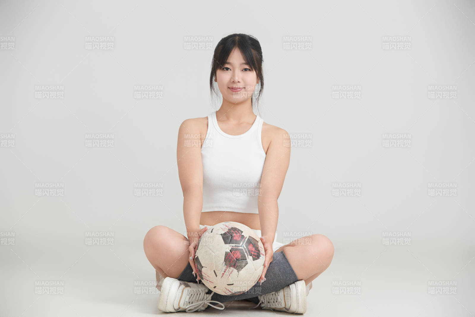 白色背景下的快樂的足球寶貝