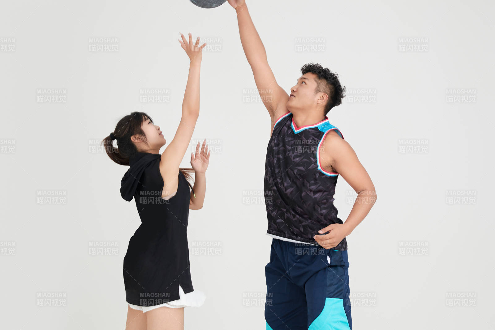 男女進行的街頭籃球對抗