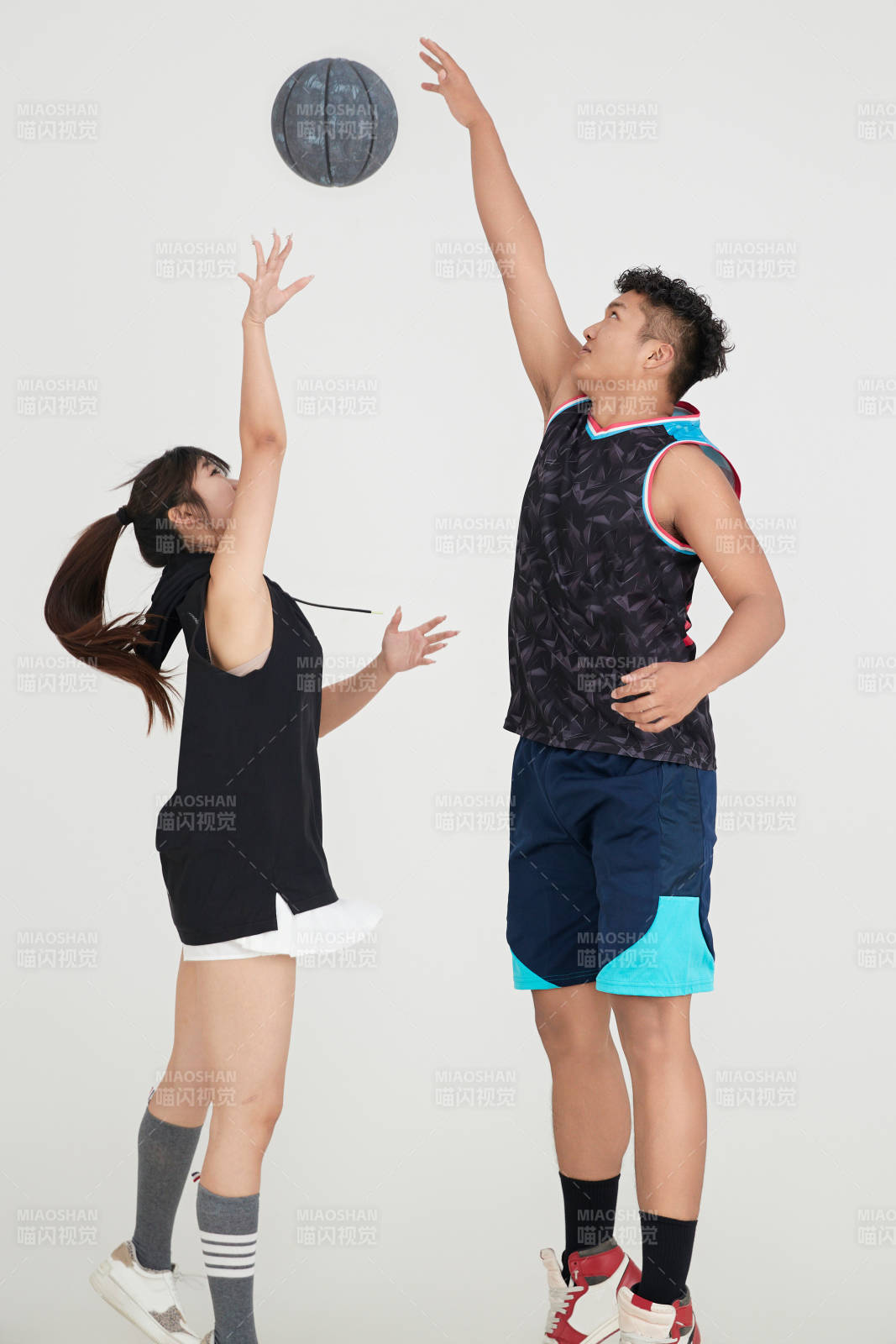 男女進行的街頭籃球對抗