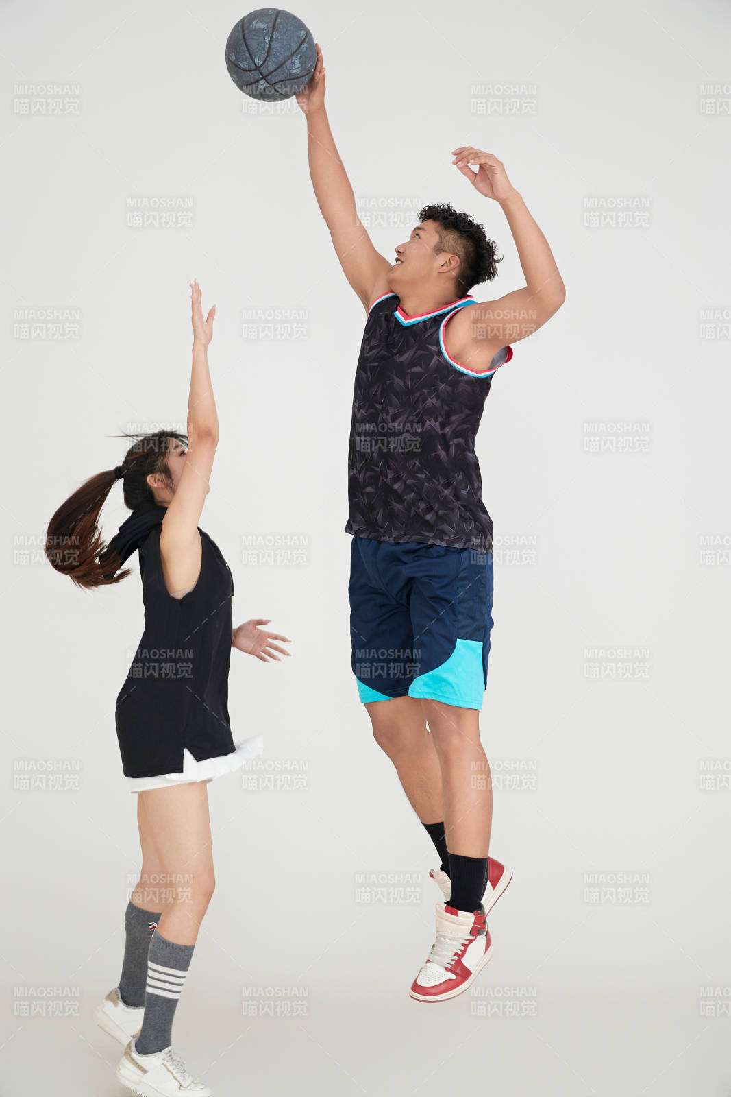 男女進行的街頭籃球?qū)?>
      </div>
      <div   id=