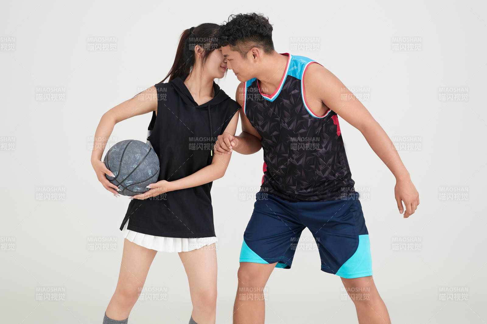 男女進行的街頭籃球對抗