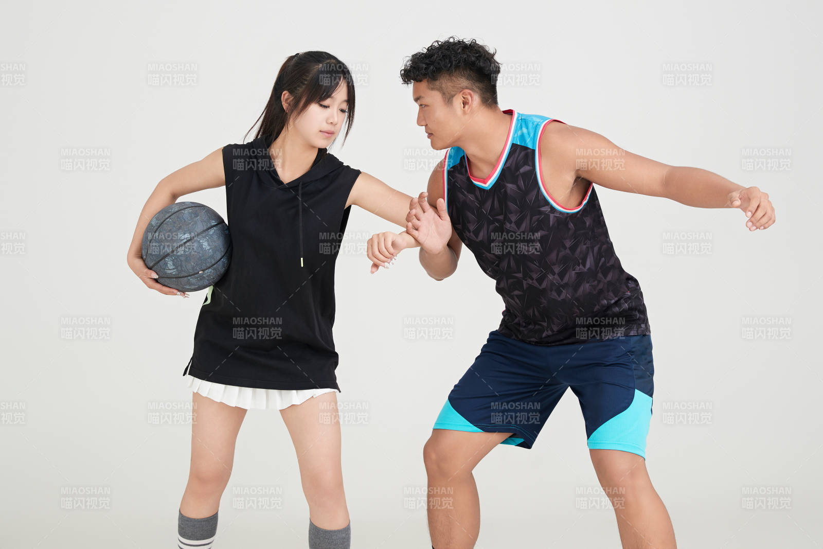 男女進行的街頭籃球對抗