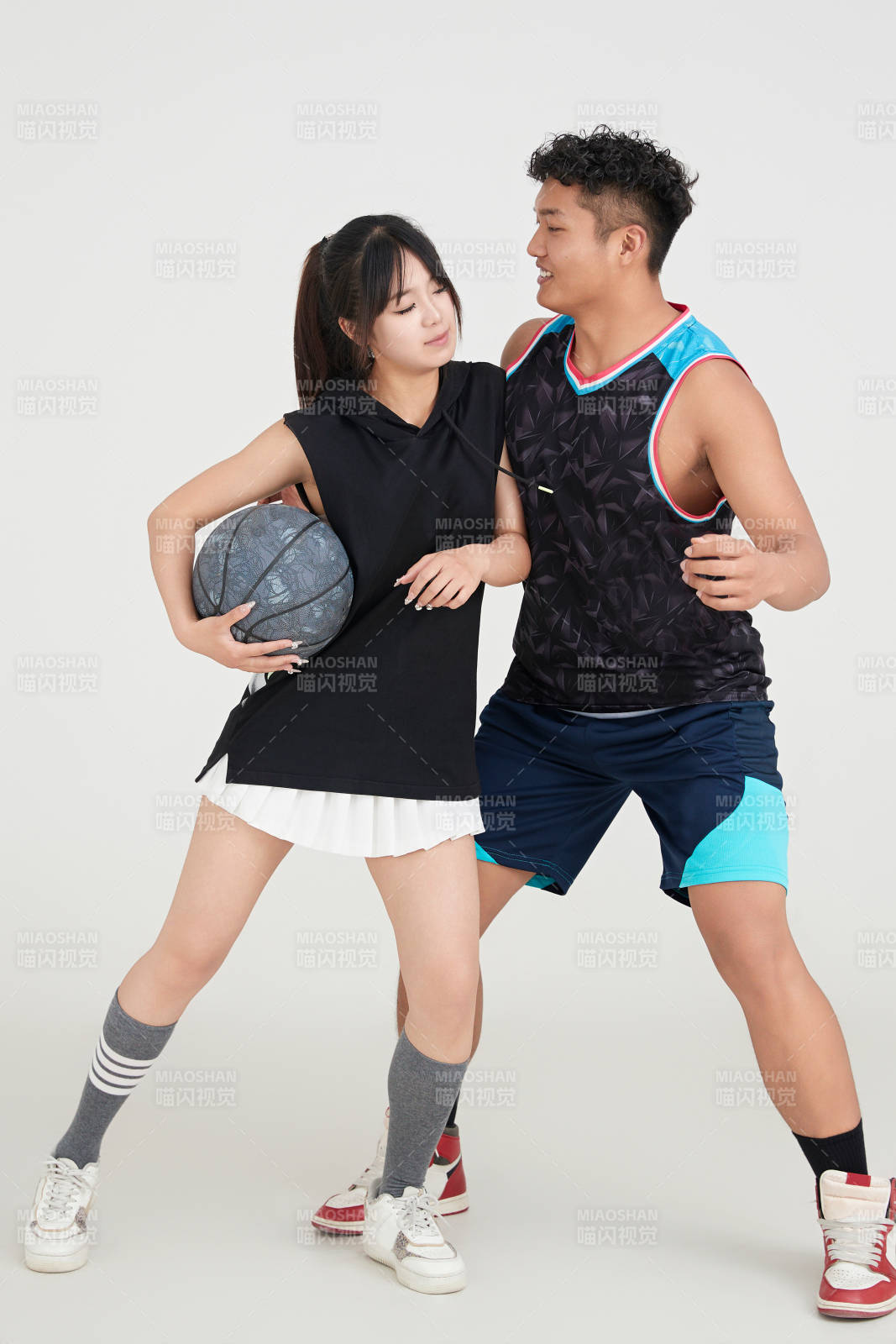 男女進行的街頭籃球對抗