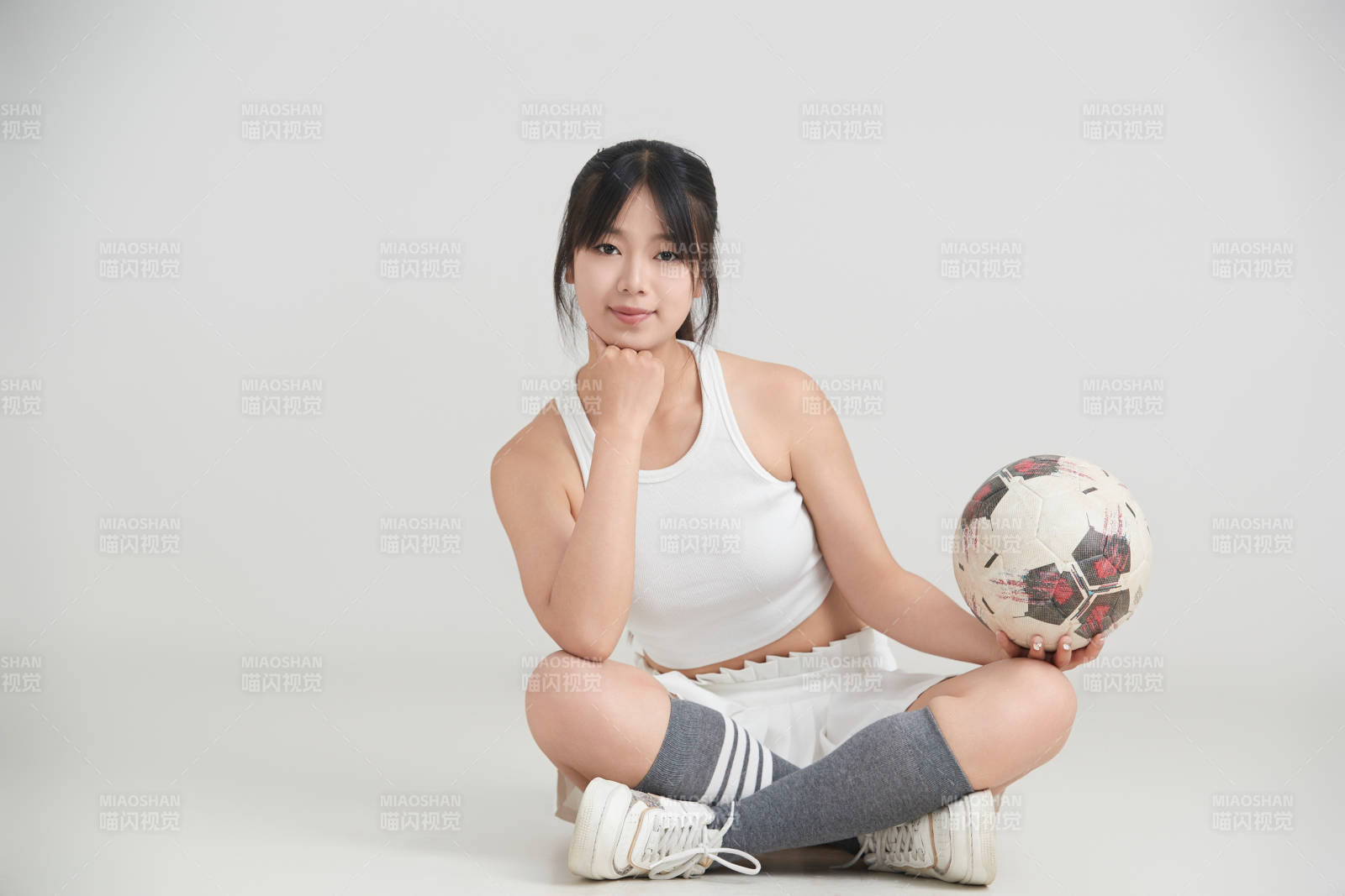 白色背景下的快樂的足球?qū)氊?>
      </div>
      <div   id=