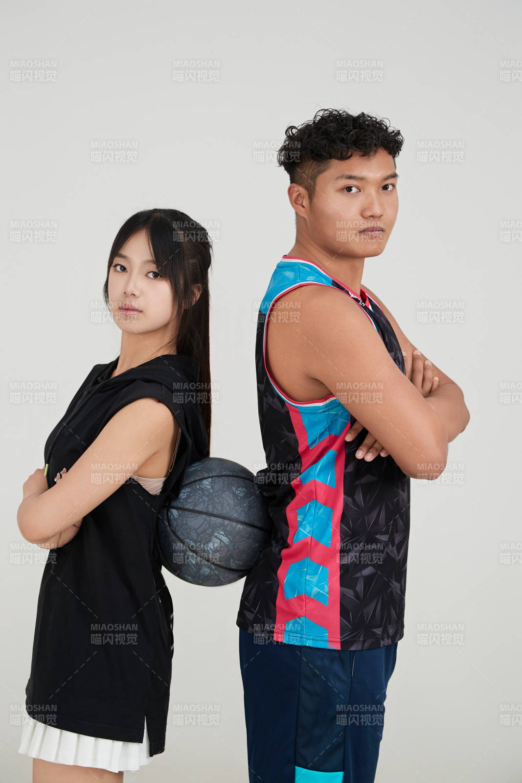 男女進行的街頭籃球對抗