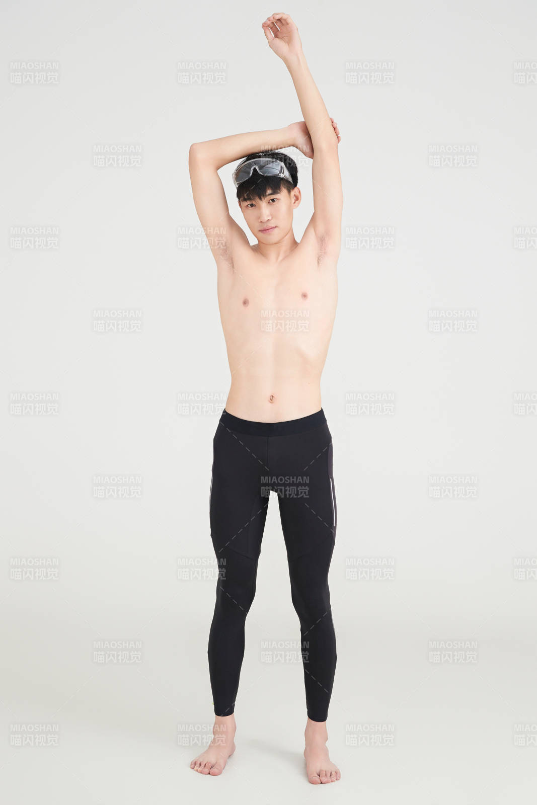 白色背景下的游泳運動員形象