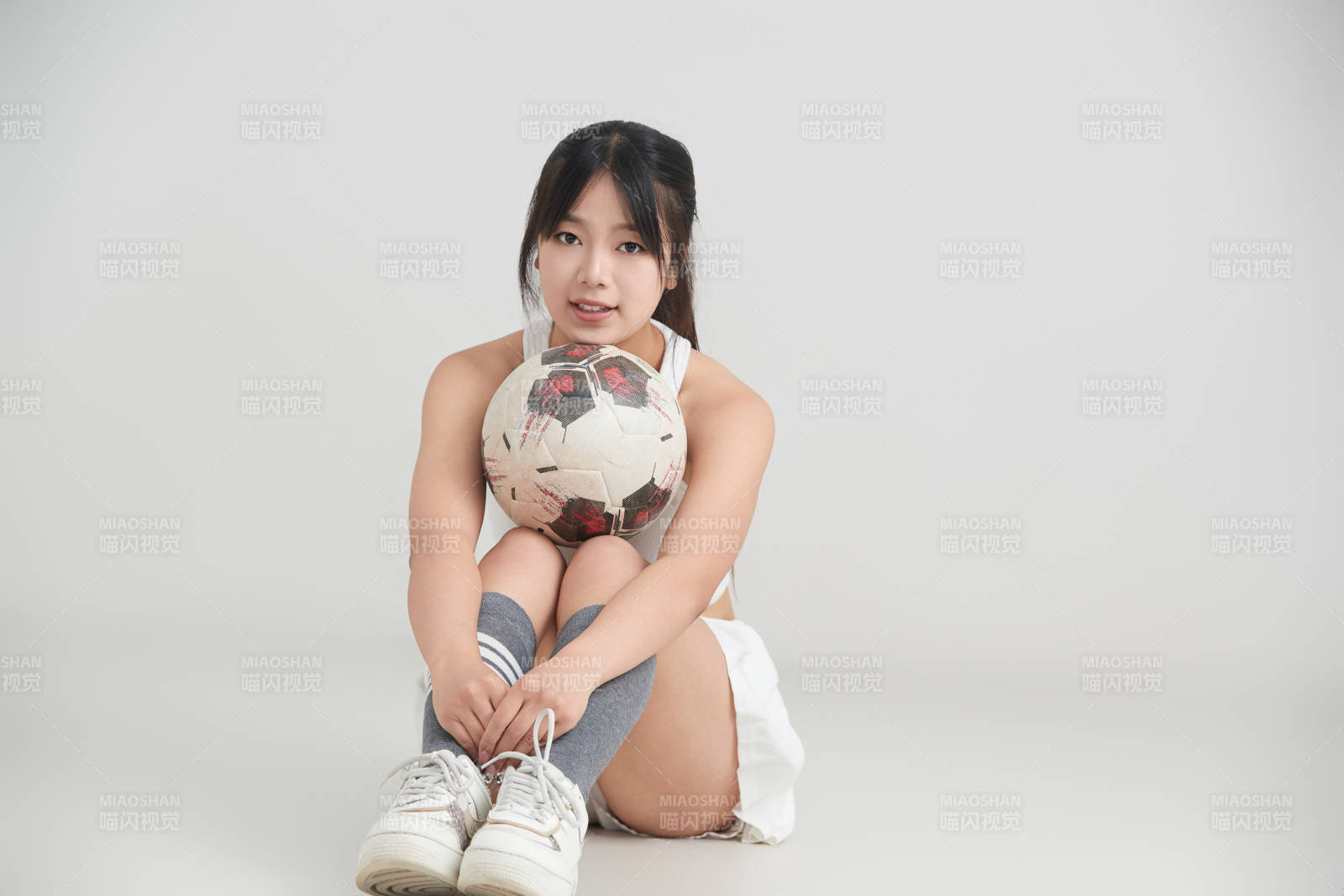 白色背景下的快樂的足球寶貝