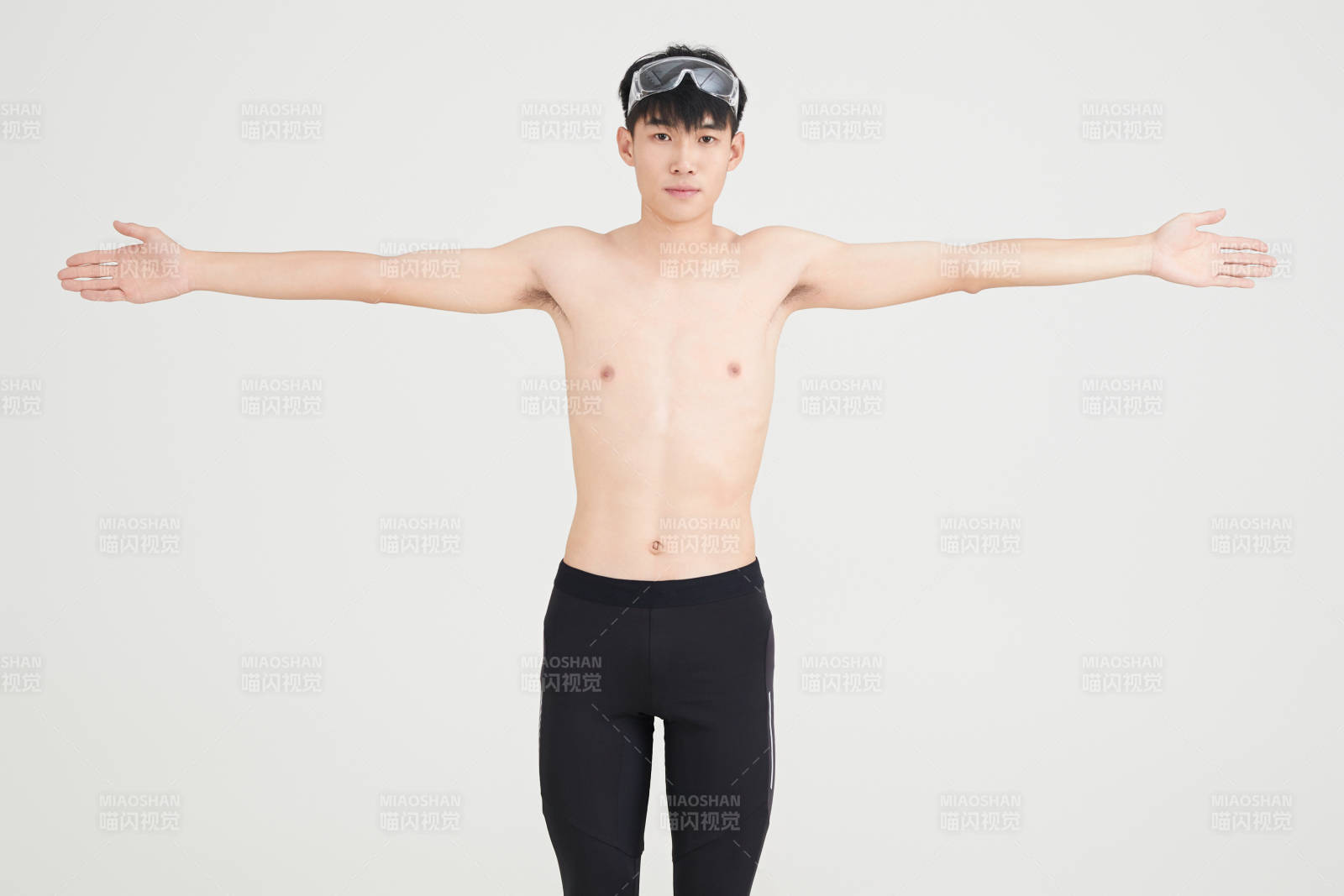 白色背景下的游泳運(yùn)動(dòng)員形象