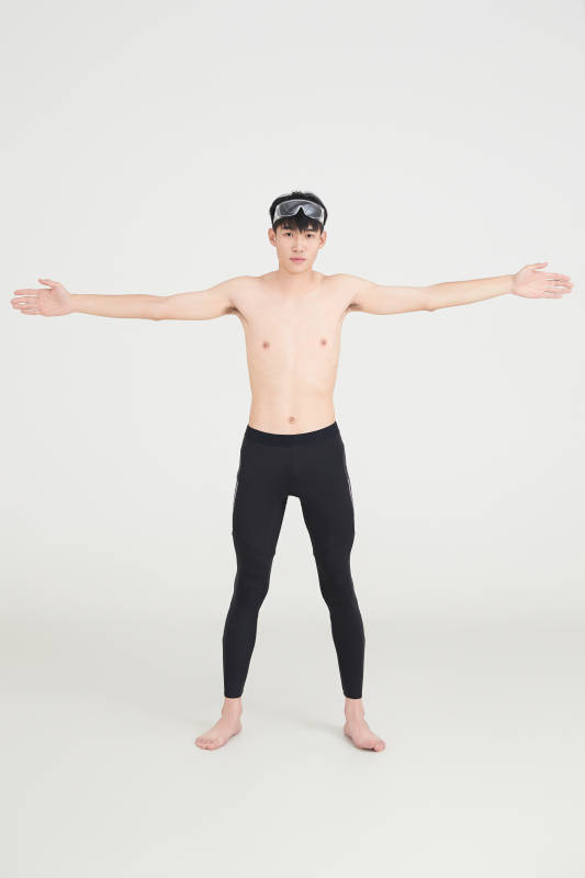 白色背景下的游泳运动员形象