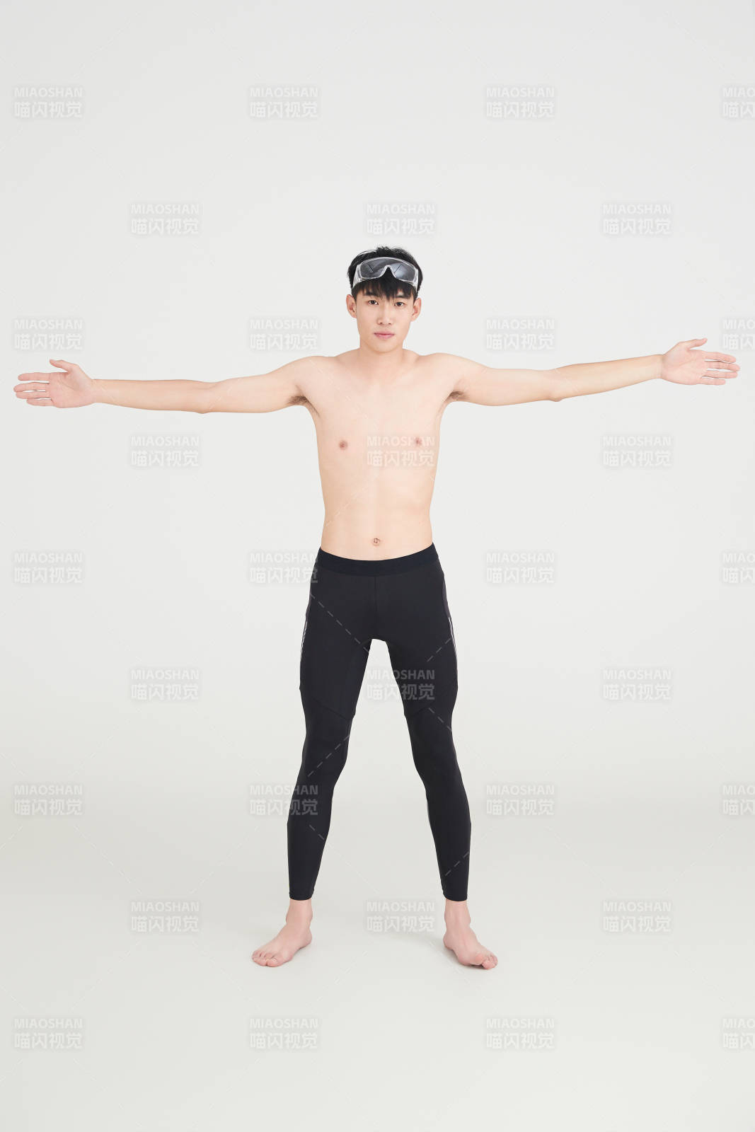 白色背景下的游泳运动员形象