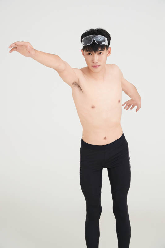 白色背景下的游泳运动员形象