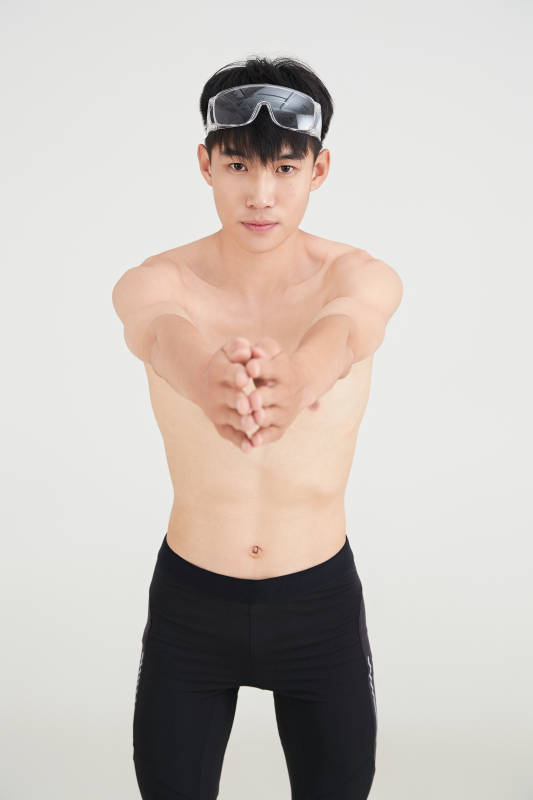 白色背景下的游泳运动员形象