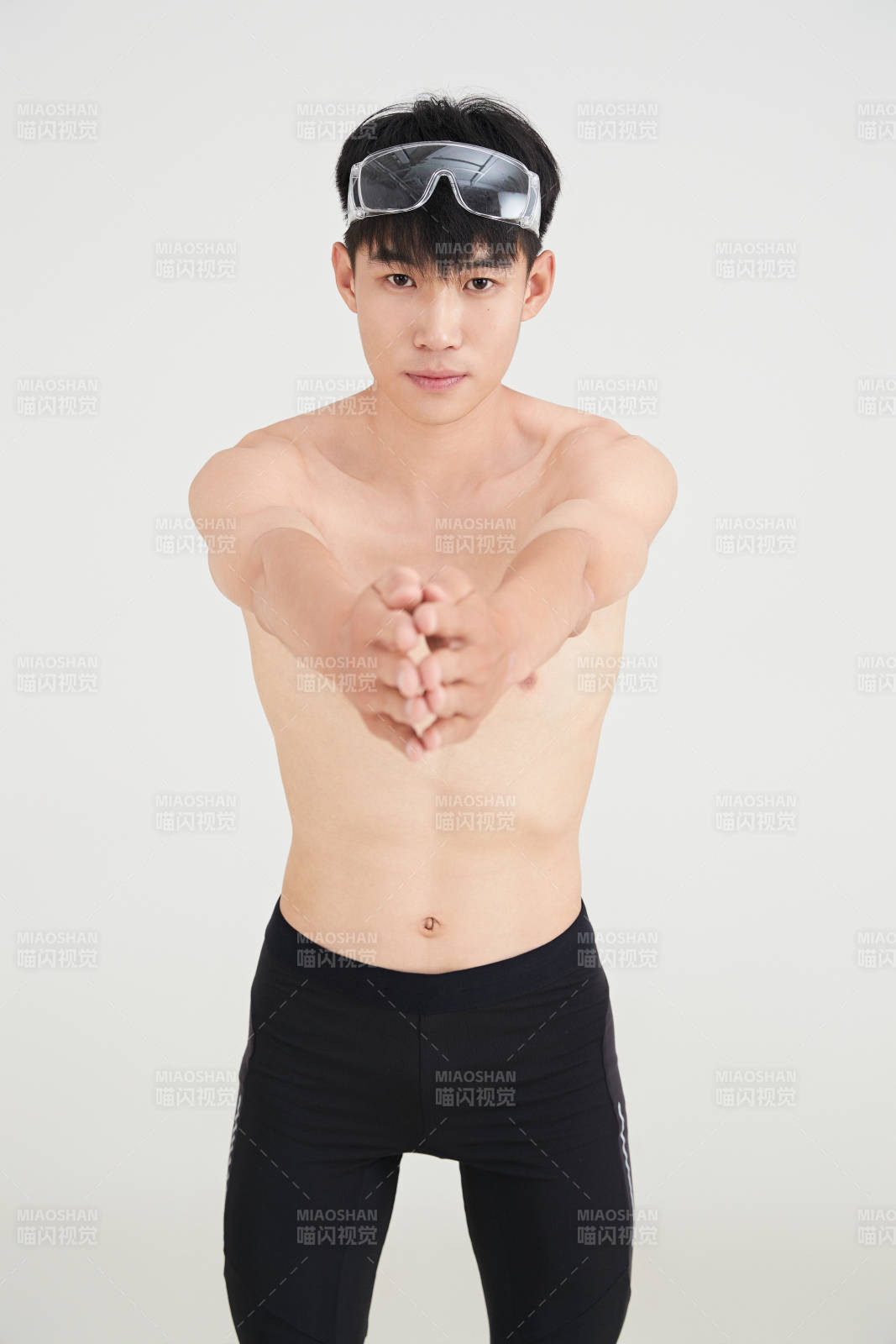 白色背景下的游泳运动员形象