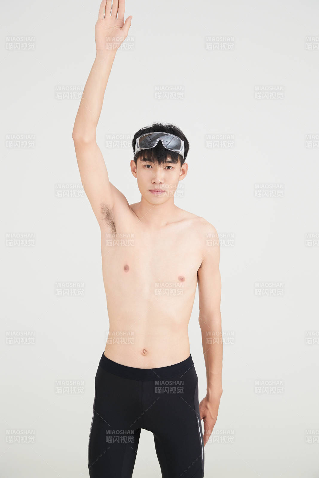 白色背景下的游泳运动员形象