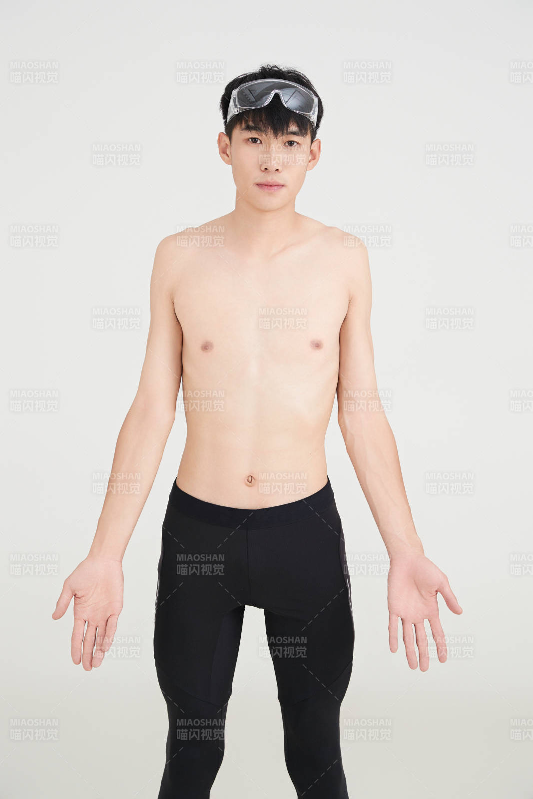 白色背景下的游泳运动员形象