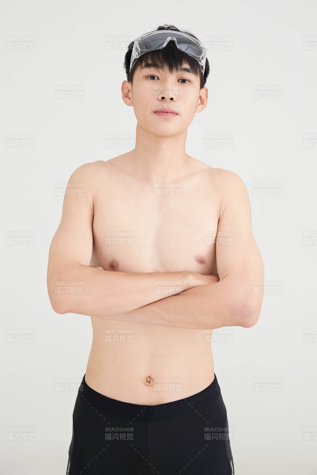 白色背景下的游泳運(yùn)動(dòng)員形象