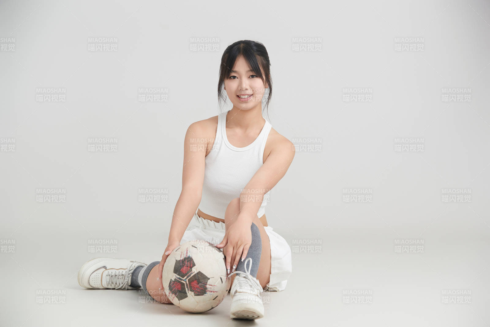 白色背景下的快樂的足球寶貝