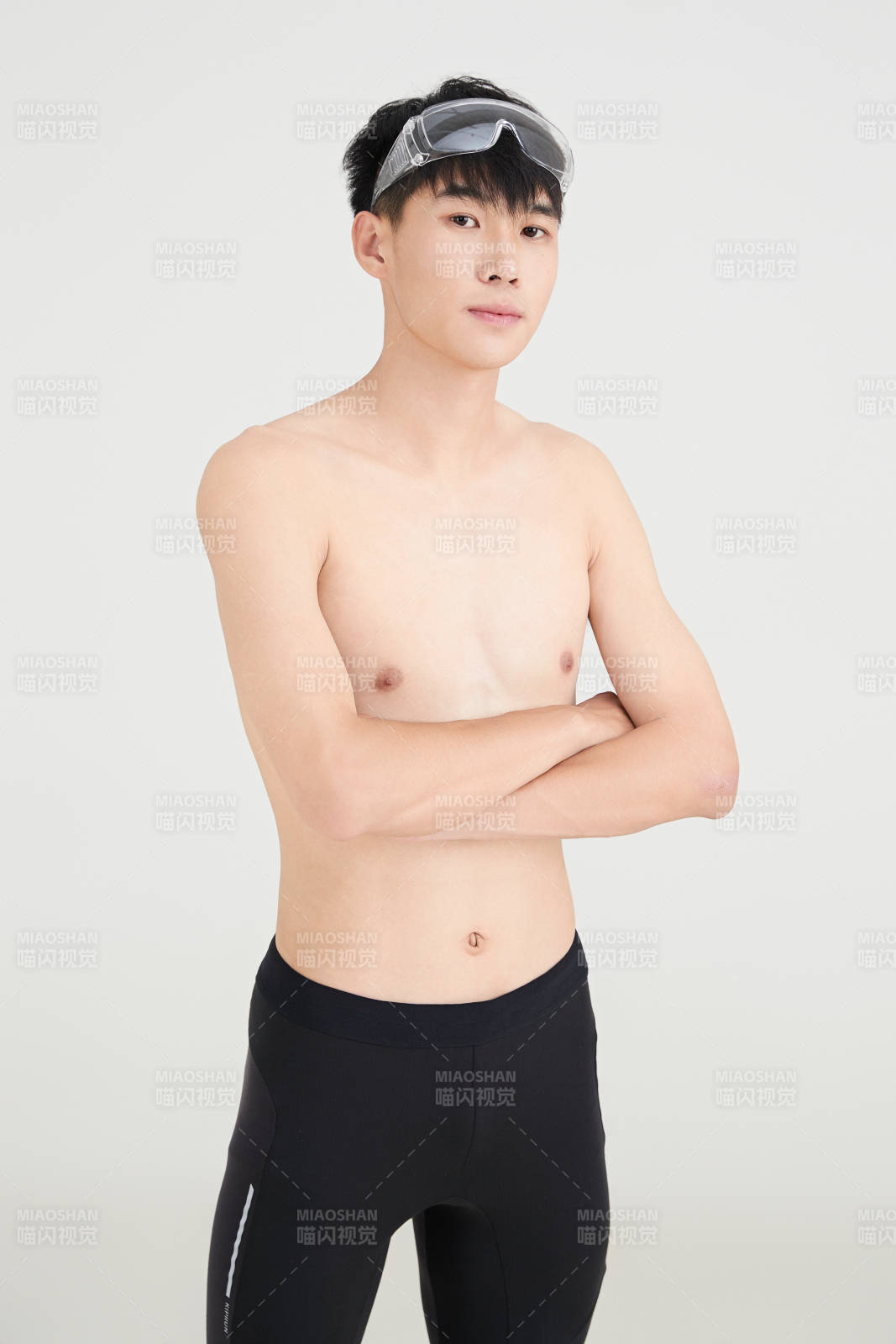 白色背景下的游泳运动员形象