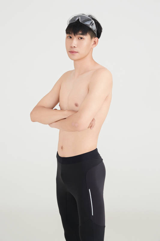 白色背景下的游泳运动员形象