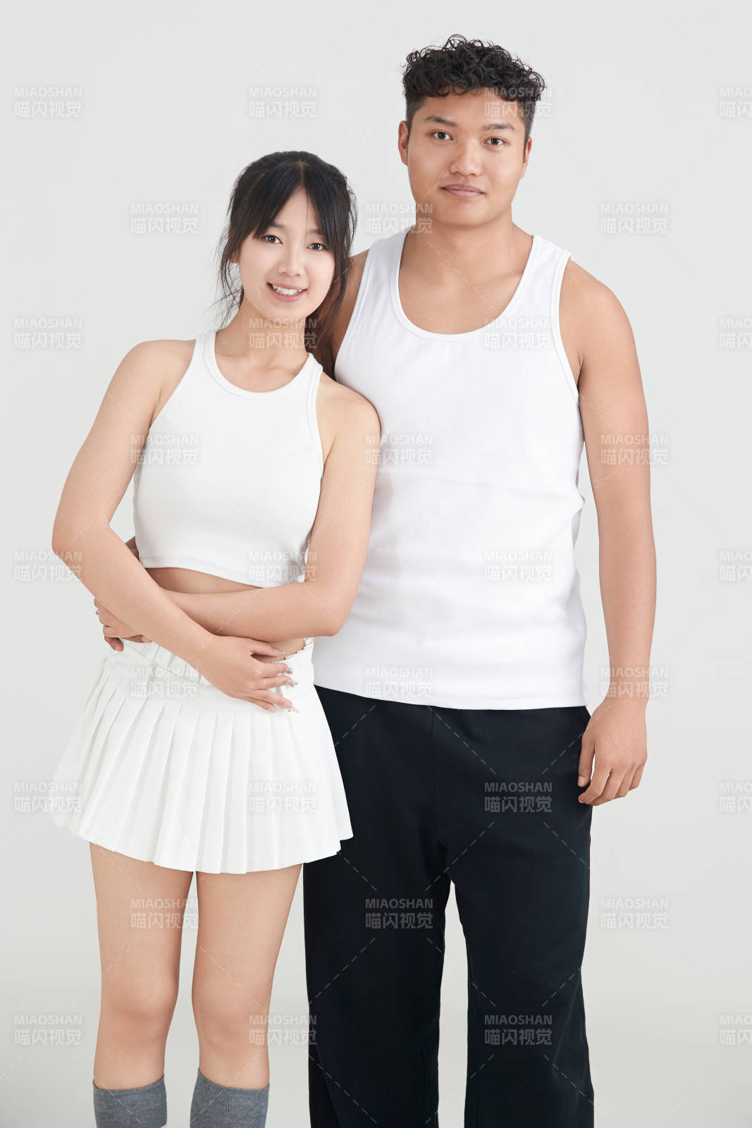 白色背景下嬉戲歡樂(lè)的亞洲情侶